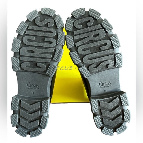 Darielle Lug Sole Chelsea Booties - Picture 4 of 11